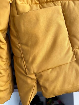 Cazadora amarilla acolchada