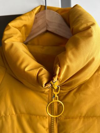 Cazadora amarilla acolchada