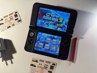 Nintendo 3DS XL rosso con molti giochi