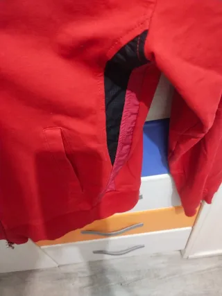 Chaqueta deportiva Nike roja