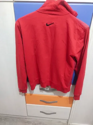 Chaqueta deportiva Nike roja
