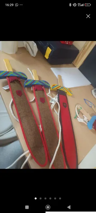 Espadas de madera para niños
