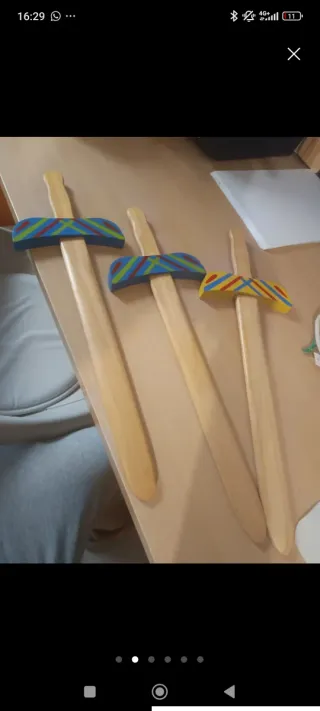 Espadas de madera para niños