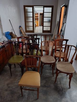 Conjunto de sillas antiguas de madera