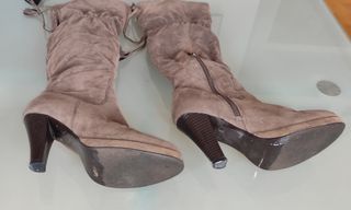 Botas de antelina beige tacón alto