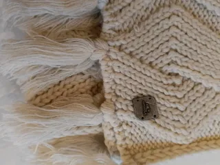 Bufanda O'Neill Beige Tejida con Flecos a estrenar