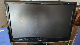 Monitor Samsung, Teclado y ratón Logitech