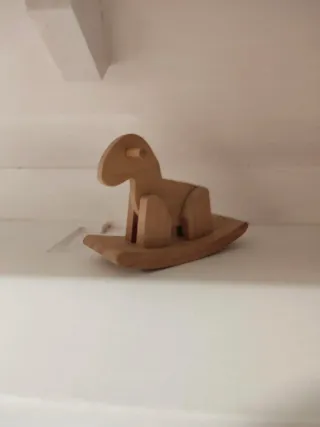 Mecedora miniatura de madera