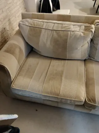 Sofá de tela beige y marrón
