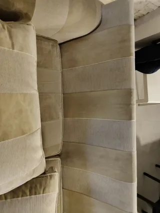 Sofá de tela beige y marrón