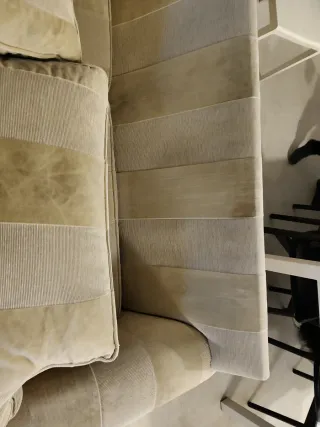 Sofá de tela beige y marrón