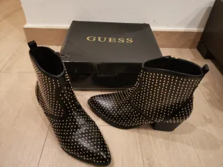 T37 Guess Tachuelas Doradas