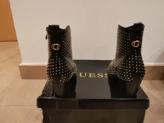 T37 Guess Tachuelas Doradas