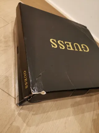 T37 Guess Tachuelas Doradas