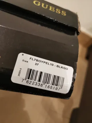 T37 Guess Tachuelas Doradas