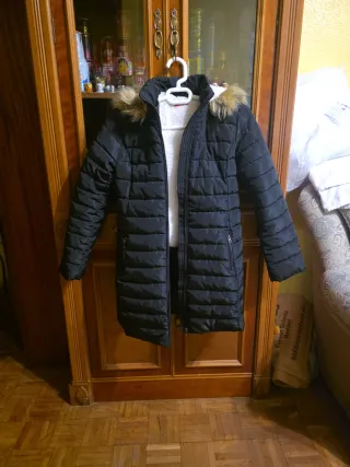 Parka negra con capucha y pelo
