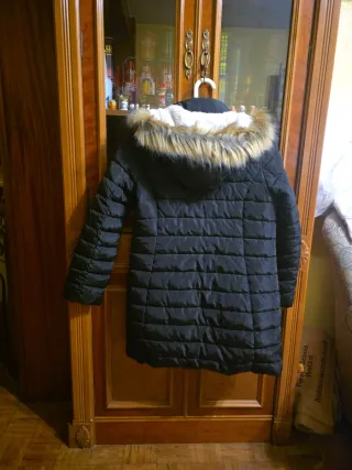 Parka negra con capucha y pelo