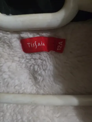 Parka negra con capucha y pelo