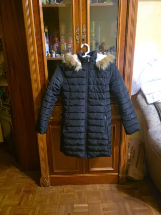 Parka negra con capucha y pelo