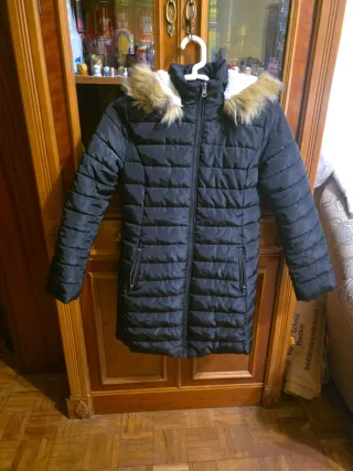 Parka negra con capucha y pelo