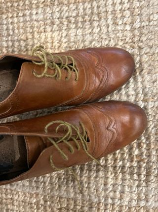 Botines Oxford de cuero marrón.