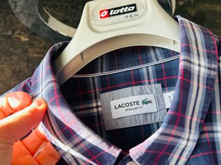 Camisa Lacoste a cuadros azul y roja. Impecable!!