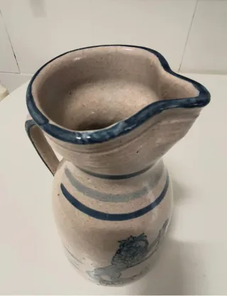 Jarra de cerámica azul y beige