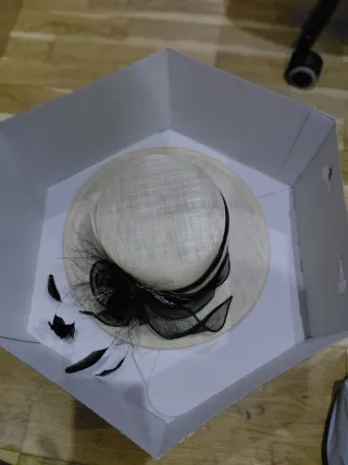 Sombrero de fiesta beige y negro