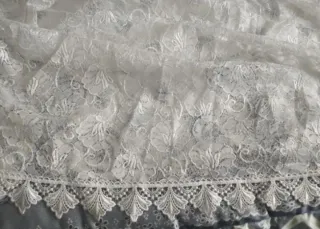 Edredón, cortinas, lámparas  mesillas