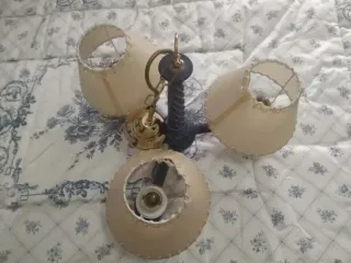 Edredón, cortinas, lámparas  mesillas