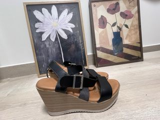 Sandalias cuña negras y plateadas