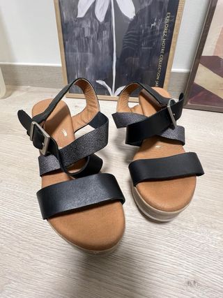 Sandalias cuña negras y plateadas