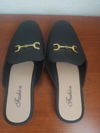 Mocasines negros con detalle dorado