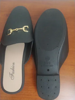 Mocasines negros con detalle dorado