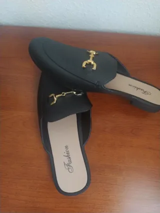 Mocasines negros con detalle dorado