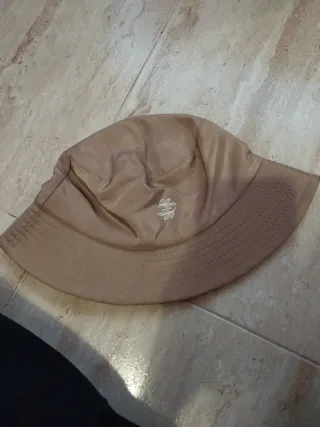 Muchos gorros y gorras