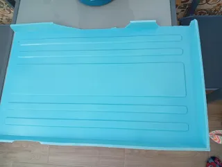 Jaula blanca con base azul