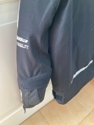 Chaqueta de moto negra con detalles blancos