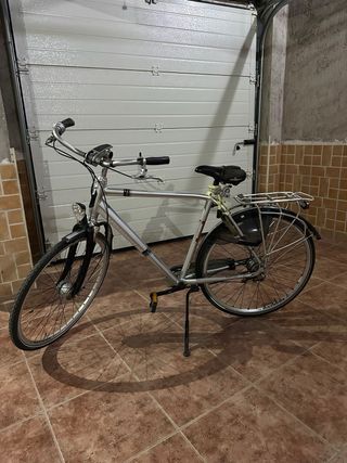 Bicicleta de paseo plateada