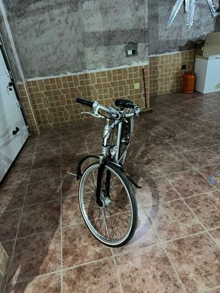 Bicicleta de paseo plateada