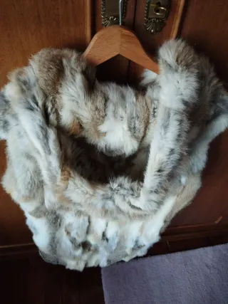 Chaleco de pelo beige y gris