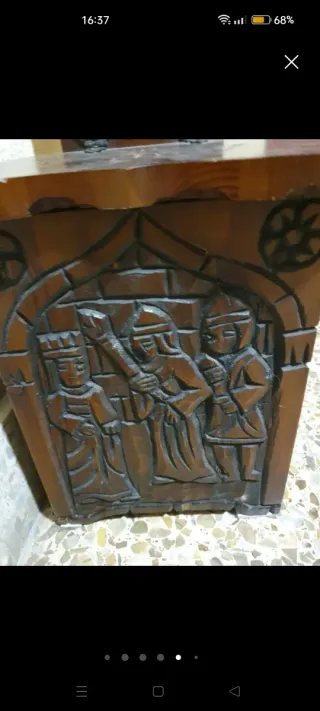 Sillón antiguo tallado con cajón