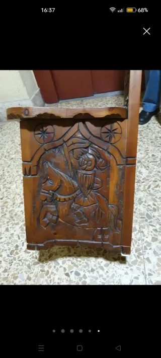 Sillón antiguo tallado con cajón