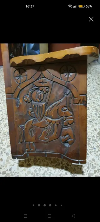 Sillón antiguo tallado con cajón