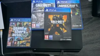 PS4 Slim 500GB + Controller + 4 Giochi