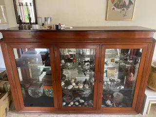 Vitrina de madera y cristal