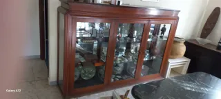 Vitrina de madera y cristal