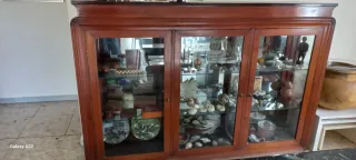 Vitrina de madera y cristal