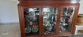 Vitrina de madera y cristal