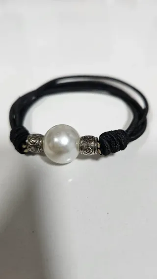 Pulseras con perla y detalles plateados